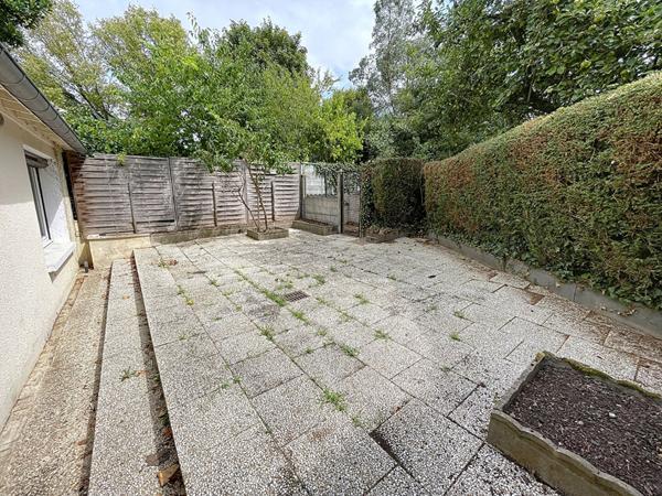 Maison à vendre à Angers 3 chambres et un bureau avec garage, proche ligne de tramway, écoles et commodités.