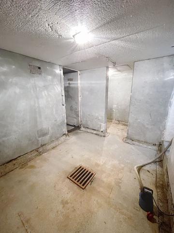 Maison à vendre à Angers 3 chambres et un bureau avec garage, proche ligne de tramway, écoles et commodités.