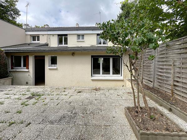 Maison à vendre à Angers 3 chambres et un bureau avec garage, proche ligne de tramway, écoles et commodités.