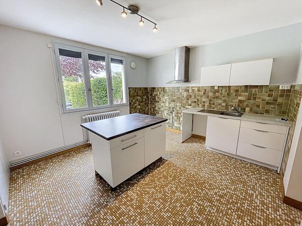 Maison à vendre à Angers 3 chambres et un bureau avec garage, proche ligne de tramway, écoles et commodités.