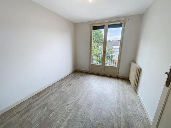 Maison à vendre à Angers 3 chambres et un bureau avec garage, proche ligne de tramway, écoles et commodités.