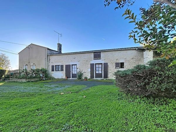 A vendre en exclusivité! Belle maison à fort potentiel, située à 15 minutes de Niort sur la commune de Benêt.