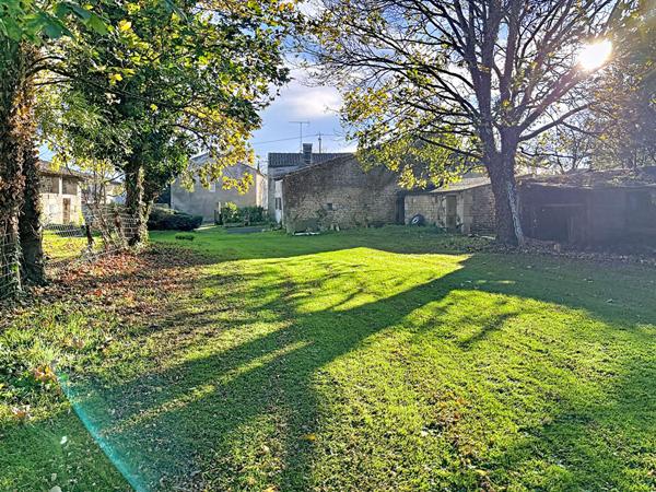 A vendre en exclusivité! Belle maison à fort potentiel, située à 15 minutes de Niort sur la commune de Benêt.