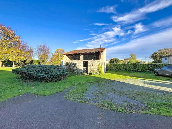 A vendre en exclusivité! Belle maison à fort potentiel, située à 15 minutes de Niort sur la commune de Benêt.