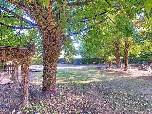 A vendre en exclusivité! Belle maison à fort potentiel, située à 15 minutes de Niort sur la commune de Benêt.