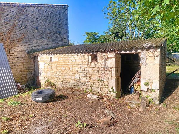 A vendre en exclusivité! Belle maison à fort potentiel, située à 15 minutes de Niort sur la commune de Benêt.