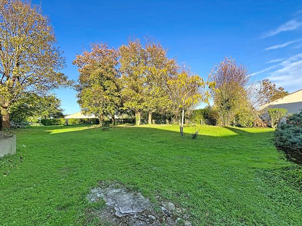 A vendre en exclusivité! Belle maison à fort potentiel, située à 15 minutes de Niort sur la commune de Benêt.