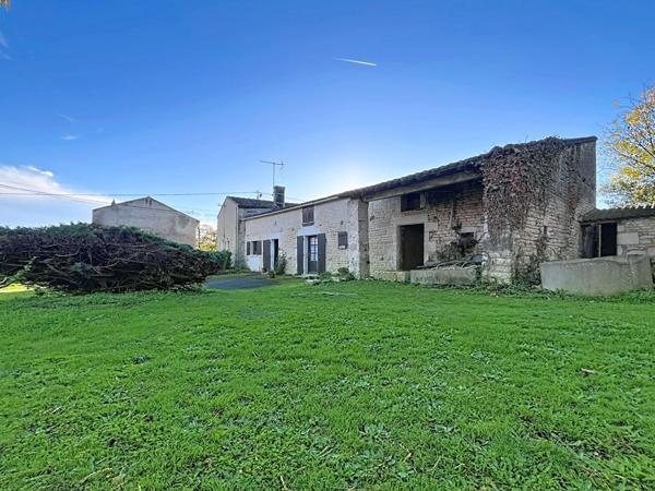 A vendre en exclusivité! Belle maison à fort potentiel, située à 15 minutes de Niort sur la commune de Benêt.