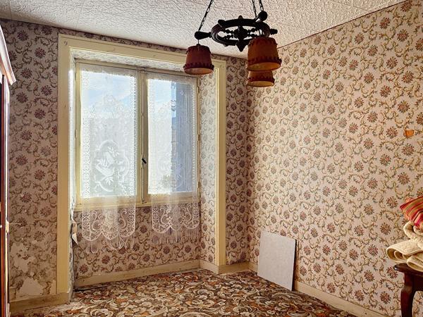 A vendre en exclusivité! Belle maison à fort potentiel, située à 15 minutes de Niort sur la commune de Benêt.