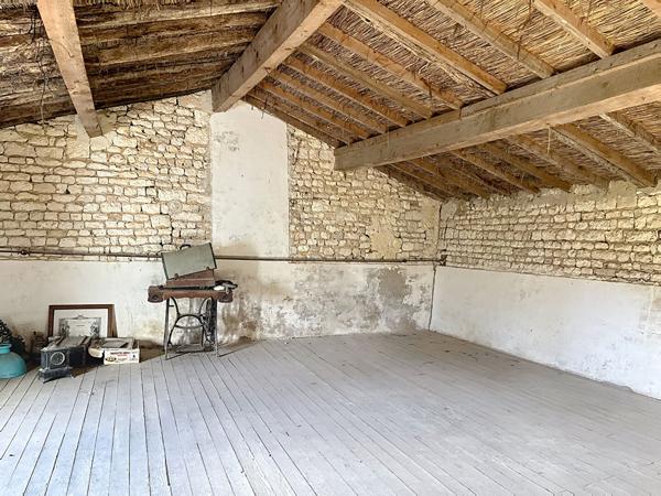 A vendre en exclusivité! Belle maison à fort potentiel, située à 15 minutes de Niort sur la commune de Benêt.