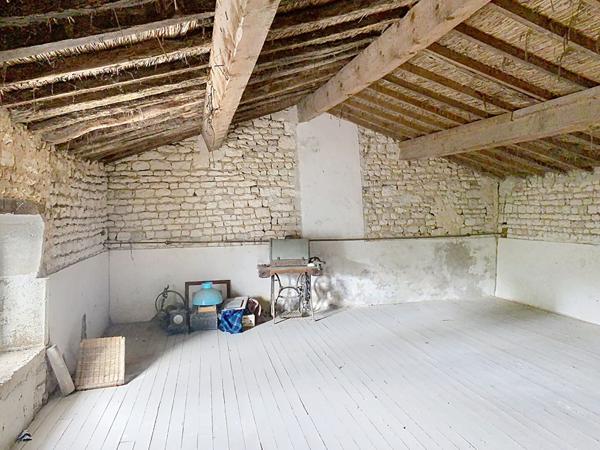 A vendre en exclusivité! Belle maison à fort potentiel, située à 15 minutes de Niort sur la commune de Benêt.