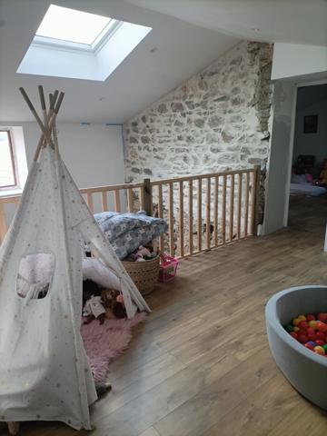 Maison en pierres rénovée à proximité d'Ardes sur Couze