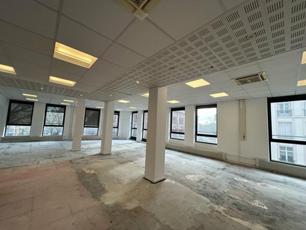 BUREAUX à LOUER de 307.7 m²