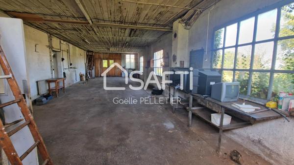 Mamirolle centre- maison mitoyenne-surface brute de 170 m2 avec jardin et parking.