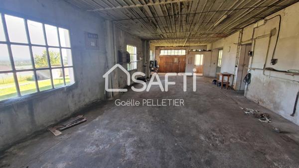 Mamirolle centre- maison mitoyenne-surface brute de 170 m2 avec jardin et parking.