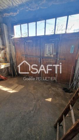 Mamirolle centre- maison mitoyenne-surface brute de 170 m2 avec jardin et parking.