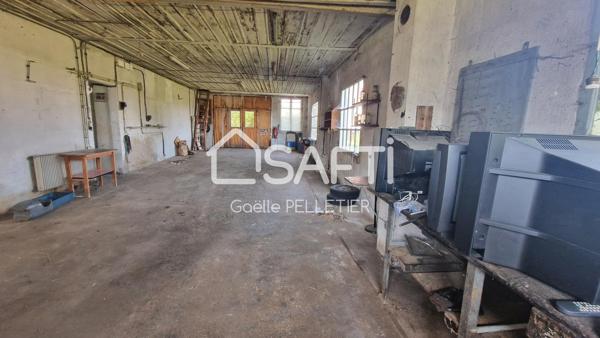 Mamirolle centre- maison mitoyenne-surface brute de 170 m2 avec jardin et parking.