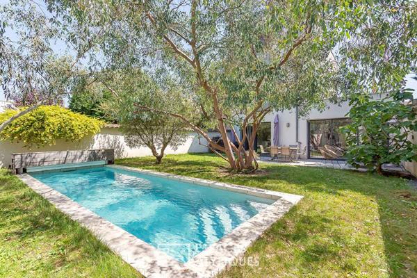 Maison contemporaine avec jardin et piscine et sa dépendance