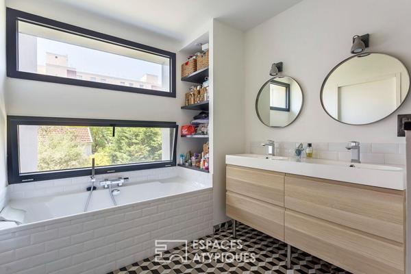 Maison contemporaine avec jardin et piscine et sa dépendance