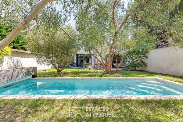 Maison contemporaine avec jardin et piscine et sa dépendance