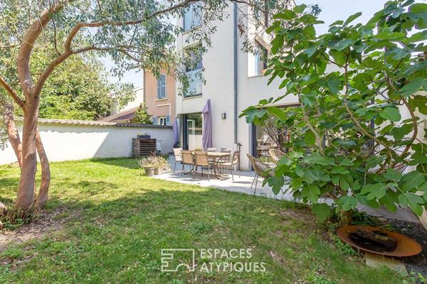 Maison contemporaine avec jardin et piscine et sa dépendance