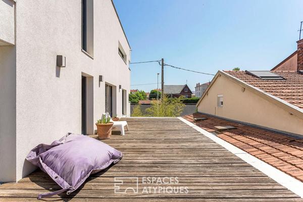 Maison contemporaine avec jardin et piscine et sa dépendance