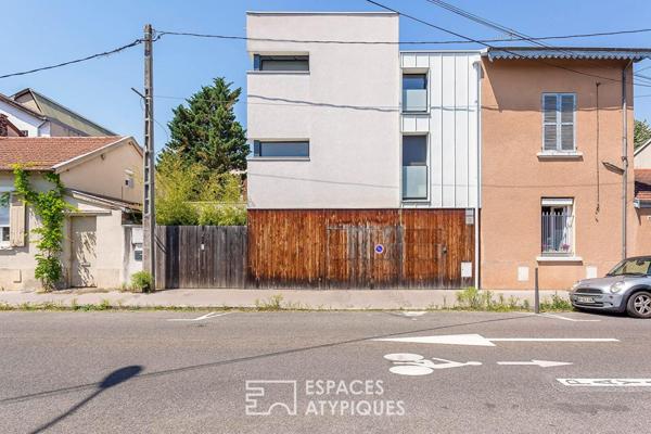 Maison contemporaine avec jardin et piscine et sa dépendance