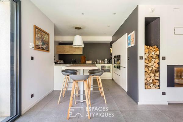 Maison contemporaine avec jardin et piscine et sa dépendance