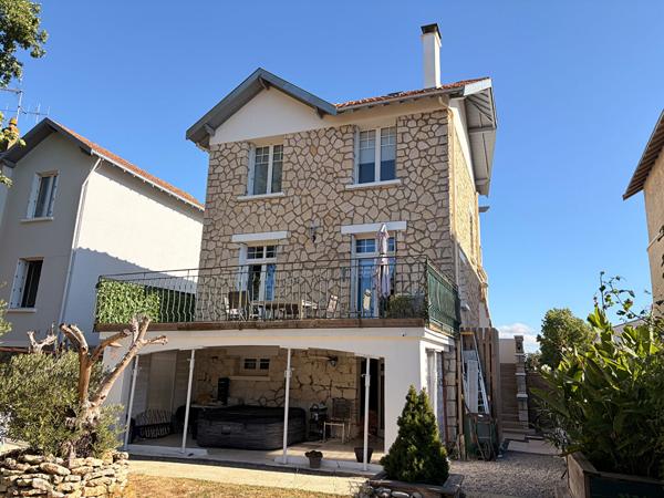 Rochefort : A 2 min du Centre-ville : Maison rénovée 3 chambres, garage et jardin privatif