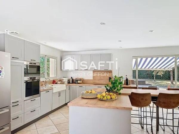 CADRE UNIQUE : MAISON, ÉTANG ET PISCINE