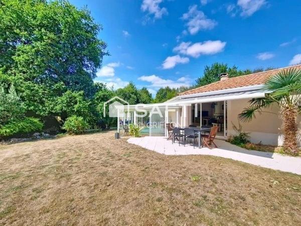 CADRE UNIQUE : MAISON, ÉTANG ET PISCINE