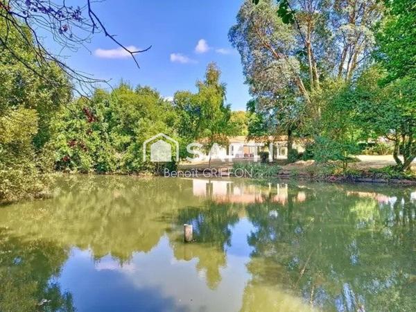 CADRE UNIQUE : MAISON, ÉTANG ET PISCINE