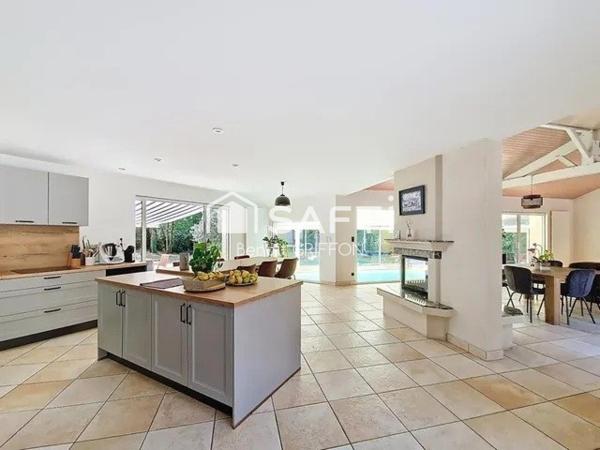 CADRE UNIQUE : MAISON, ÉTANG ET PISCINE