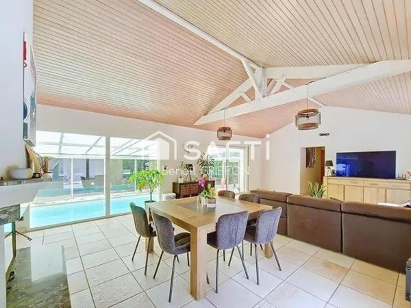 CADRE UNIQUE : MAISON, ÉTANG ET PISCINE