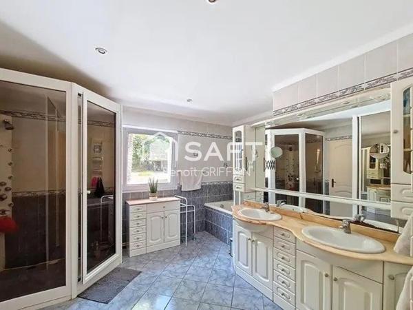 CADRE UNIQUE : MAISON, ÉTANG ET PISCINE