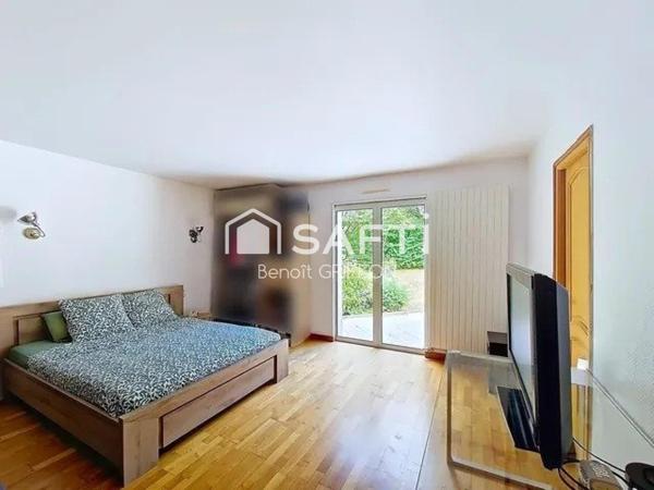 CADRE UNIQUE : MAISON, ÉTANG ET PISCINE