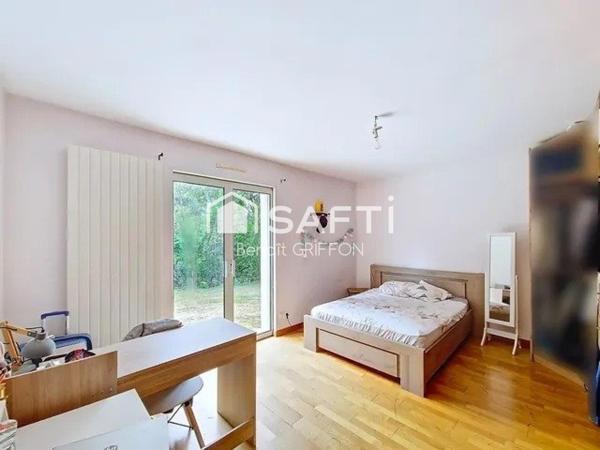 CADRE UNIQUE : MAISON, ÉTANG ET PISCINE