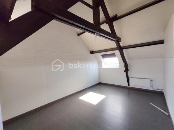 Situé en plein-centre ville d'ARRADON, à deux pas des commerces et commodités, cet appartement d'environ 88 m2 en duplex, offre un beau potentiel de rénovation et d'aménagement.
Il se compose d'un salon séjour, d'une cuisine, de trois chambres, d'une salle de bain et d'un WC.
Des travaux sont à prévoir, une belle occasion de créer un intérieur à votre image et de valoriser ce bien idéalement situé.
Son emplacement central et sa configuration en font une opportunité intéressante, aussi bien pour une résidence principale que pour un investissement locatif.

Les atouts :
- Emplacement recherché en centre-ville d'Arradon,
- Surface d'environ 88 m2,
-Appartement en duplex,
-Trois chambres,
-Beau potentiel après rénovation,
-Proximité immédiate des commerces et des écoles
- Petite copropriété de 3 lots