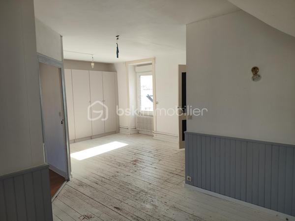 Situé en plein-centre ville d'ARRADON, à deux pas des commerces et commodités, cet appartement d'environ 88 m2 en duplex, offre un beau potentiel de rénovation et d'aménagement.
Il se compose d'un salon séjour, d'une cuisine, de trois chambres, d'une salle de bain et d'un WC.
Des travaux sont à prévoir, une belle occasion de créer un intérieur à votre image et de valoriser ce bien idéalement situé.
Son emplacement central et sa configuration en font une opportunité intéressante, aussi bien pour une résidence principale que pour un investissement locatif.

Les atouts :
- Emplacement recherché en centre-ville d'Arradon,
- Surface d'environ 88 m2,
-Appartement en duplex,
-Trois chambres,
-Beau potentiel après rénovation,
-Proximité immédiate des commerces et des écoles
- Petite copropriété de 3 lots