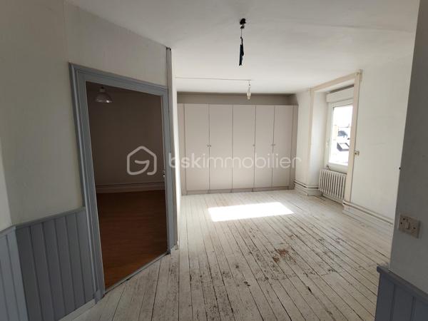 Situé en plein-centre ville d'ARRADON, à deux pas des commerces et commodités, cet appartement d'environ 88 m2 en duplex, offre un beau potentiel de rénovation et d'aménagement.
Il se compose d'un salon séjour, d'une cuisine, de trois chambres, d'une salle de bain et d'un WC.
Des travaux sont à prévoir, une belle occasion de créer un intérieur à votre image et de valoriser ce bien idéalement situé.
Son emplacement central et sa configuration en font une opportunité intéressante, aussi bien pour une résidence principale que pour un investissement locatif.

Les atouts :
- Emplacement recherché en centre-ville d'Arradon,
- Surface d'environ 88 m2,
-Appartement en duplex,
-Trois chambres,
-Beau potentiel après rénovation,
-Proximité immédiate des commerces et des écoles
- Petite copropriété de 3 lots