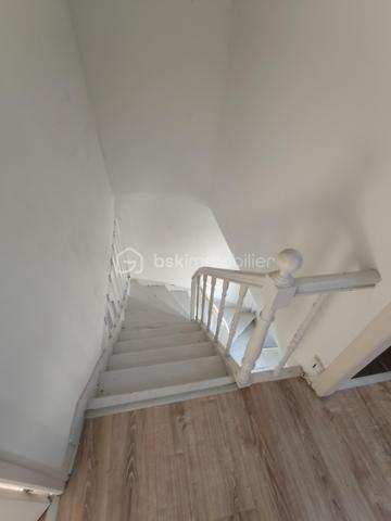 Situé en plein-centre ville d'ARRADON, à deux pas des commerces et commodités, cet appartement d'environ 88 m2 en duplex, offre un beau potentiel de rénovation et d'aménagement.
Il se compose d'un salon séjour, d'une cuisine, de trois chambres, d'une salle de bain et d'un WC.
Des travaux sont à prévoir, une belle occasion de créer un intérieur à votre image et de valoriser ce bien idéalement situé.
Son emplacement central et sa configuration en font une opportunité intéressante, aussi bien pour une résidence principale que pour un investissement locatif.

Les atouts :
- Emplacement recherché en centre-ville d'Arradon,
- Surface d'environ 88 m2,
-Appartement en duplex,
-Trois chambres,
-Beau potentiel après rénovation,
-Proximité immédiate des commerces et des écoles
- Petite copropriété de 3 lots