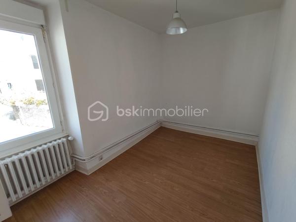 Situé en plein-centre ville d'ARRADON, à deux pas des commerces et commodités, cet appartement d'environ 88 m2 en duplex, offre un beau potentiel de rénovation et d'aménagement.
Il se compose d'un salon séjour, d'une cuisine, de trois chambres, d'une salle de bain et d'un WC.
Des travaux sont à prévoir, une belle occasion de créer un intérieur à votre image et de valoriser ce bien idéalement situé.
Son emplacement central et sa configuration en font une opportunité intéressante, aussi bien pour une résidence principale que pour un investissement locatif.

Les atouts :
- Emplacement recherché en centre-ville d'Arradon,
- Surface d'environ 88 m2,
-Appartement en duplex,
-Trois chambres,
-Beau potentiel après rénovation,
-Proximité immédiate des commerces et des écoles
- Petite copropriété de 3 lots
