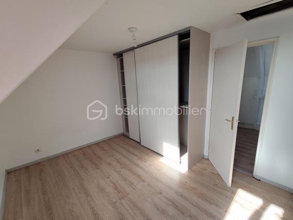 Situé en plein-centre ville d'ARRADON, à deux pas des commerces et commodités, cet appartement d'environ 88 m2 en duplex, offre un beau potentiel de rénovation et d'aménagement.
Il se compose d'un salon séjour, d'une cuisine, de trois chambres, d'une salle de bain et d'un WC.
Des travaux sont à prévoir, une belle occasion de créer un intérieur à votre image et de valoriser ce bien idéalement situé.
Son emplacement central et sa configuration en font une opportunité intéressante, aussi bien pour une résidence principale que pour un investissement locatif.

Les atouts :
- Emplacement recherché en centre-ville d'Arradon,
- Surface d'environ 88 m2,
-Appartement en duplex,
-Trois chambres,
-Beau potentiel après rénovation,
-Proximité immédiate des commerces et des écoles
- Petite copropriété de 3 lots