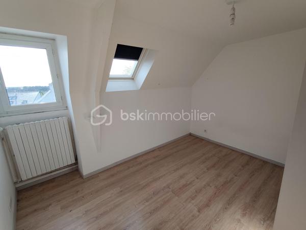 Situé en plein-centre ville d'ARRADON, à deux pas des commerces et commodités, cet appartement d'environ 88 m2 en duplex, offre un beau potentiel de rénovation et d'aménagement.
Il se compose d'un salon séjour, d'une cuisine, de trois chambres, d'une salle de bain et d'un WC.
Des travaux sont à prévoir, une belle occasion de créer un intérieur à votre image et de valoriser ce bien idéalement situé.
Son emplacement central et sa configuration en font une opportunité intéressante, aussi bien pour une résidence principale que pour un investissement locatif.

Les atouts :
- Emplacement recherché en centre-ville d'Arradon,
- Surface d'environ 88 m2,
-Appartement en duplex,
-Trois chambres,
-Beau potentiel après rénovation,
-Proximité immédiate des commerces et des écoles
- Petite copropriété de 3 lots