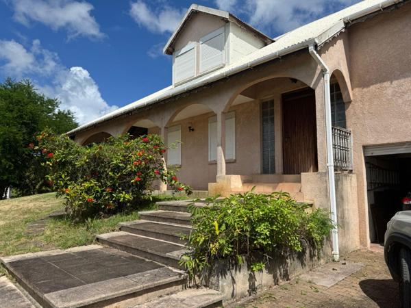 Maison T5 de 200 m² sur deux niveaux – 3 chambres et un bureau – Terrain 1050 m²  Les Abymes