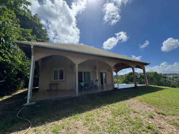 Maison T5 de 200 m² sur deux niveaux – 3 chambres et un bureau – Terrain 1050 m²  Les Abymes