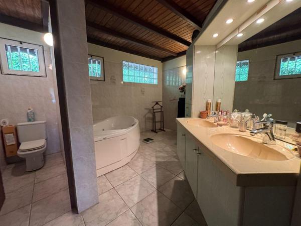 Maison T5 de 200 m² sur deux niveaux – 3 chambres et un bureau – Terrain 1050 m²  Les Abymes