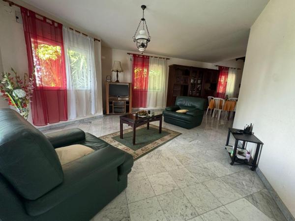 Maison T5 de 200 m² sur deux niveaux – 3 chambres et un bureau – Terrain 1050 m²  Les Abymes