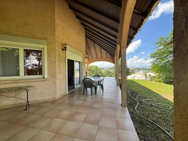 Maison T5 de 200 m² sur deux niveaux – 3 chambres et un bureau – Terrain 1050 m²  Les Abymes