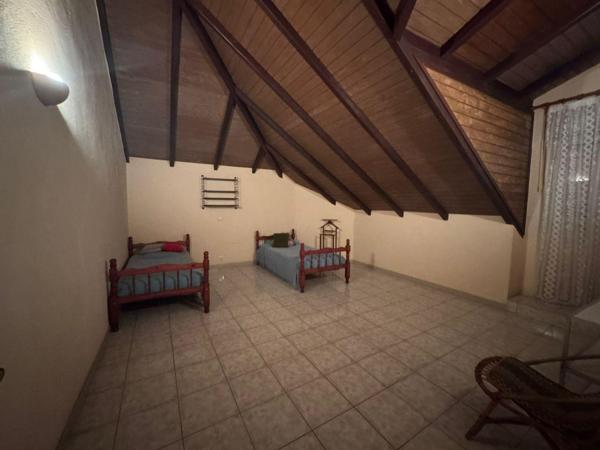 Maison T5 de 200 m² sur deux niveaux – 3 chambres et un bureau – Terrain 1050 m²  Les Abymes